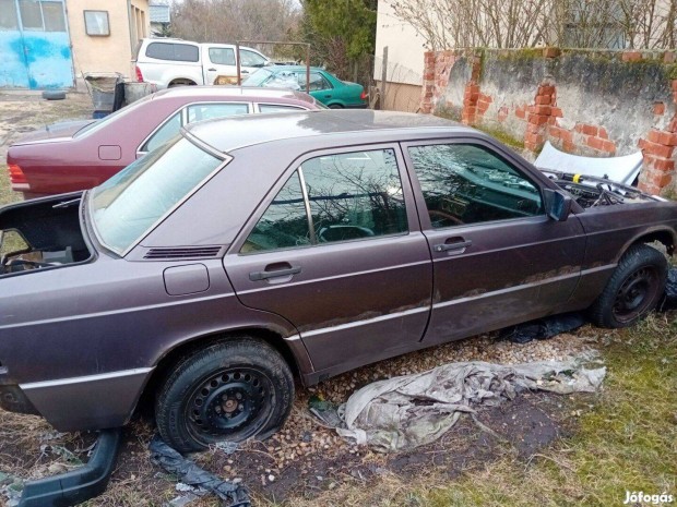 Mercedes 190 megmaradt alkatrszek