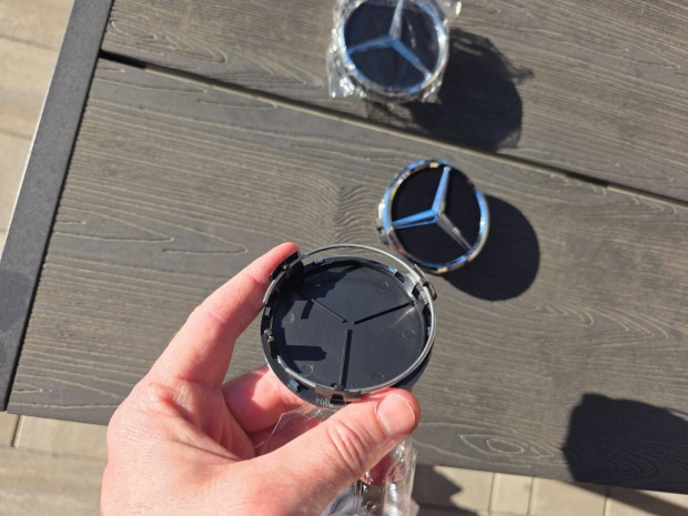 Mercedes 75mm felnikupak matt fekete