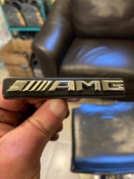 Mercedes AMG kis log elad