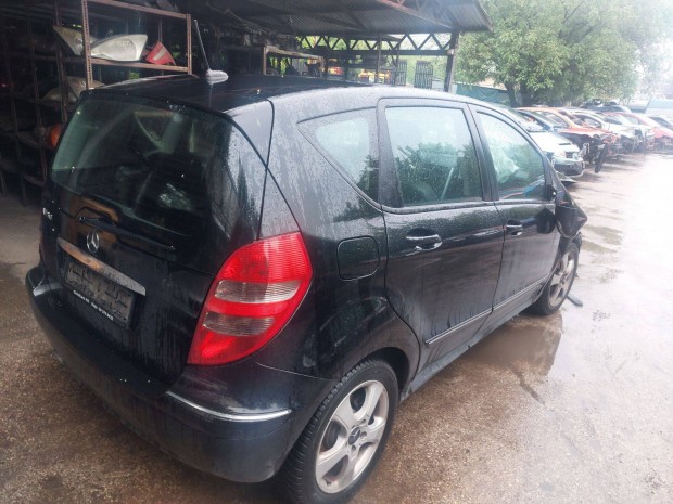 Mercedes A 150 karosszéria elemei fekete W169