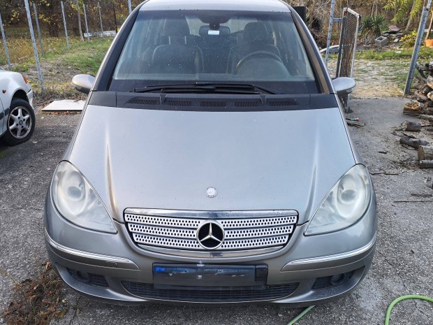 Mercedes A w169 fényszórók projektoros H7 Hibátlan de egy polír ráfér!