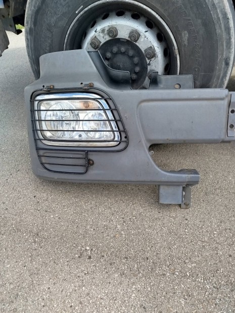 Mercedes Actros lökhárító, jobb első.