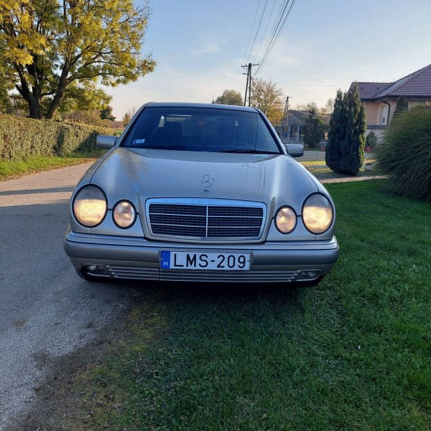 Mercedes Benz 210 E220D