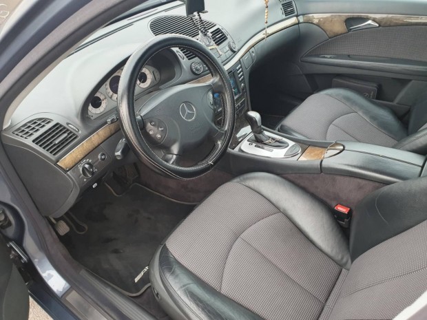 Mercedes-Benz 211. E240