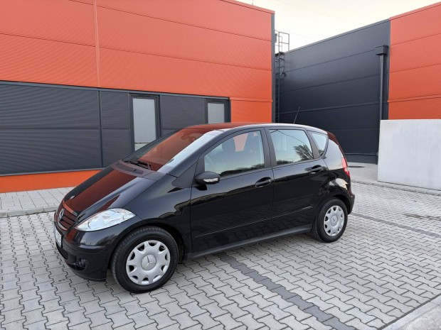 Mercedes-Benz A 150 Avantgarde Szervizk�nyves