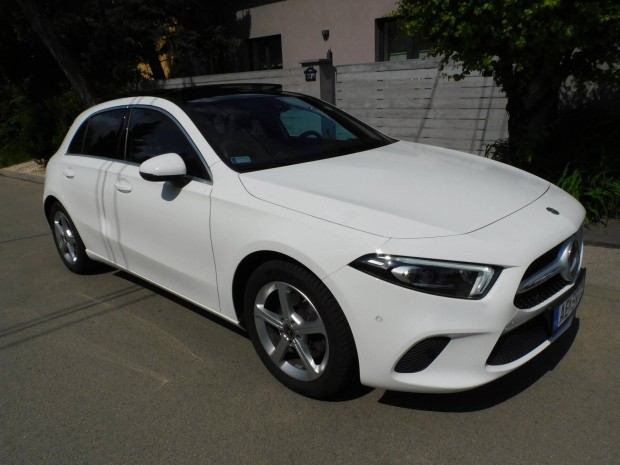 Mercedes-Benz A 220 4Matic 7G-DCT Szervizkönyv!...