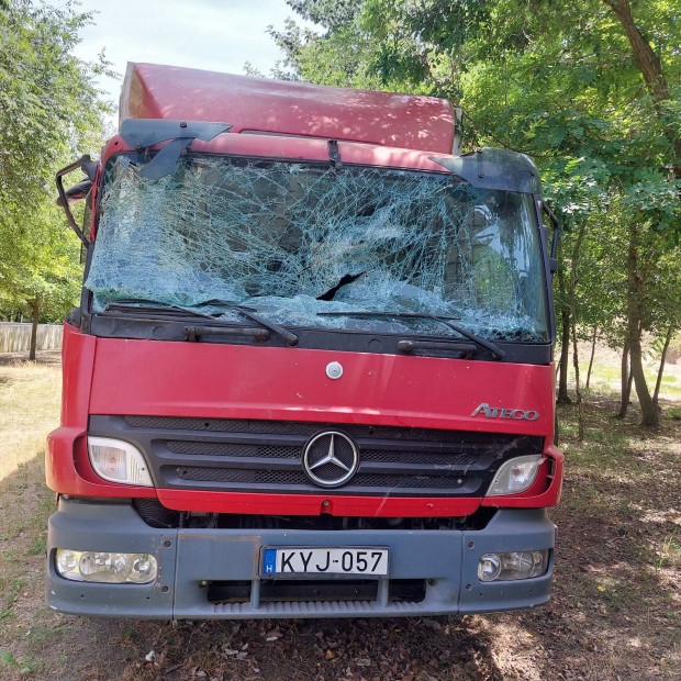Mercedes-Benz Atego 1524 fülke sérült