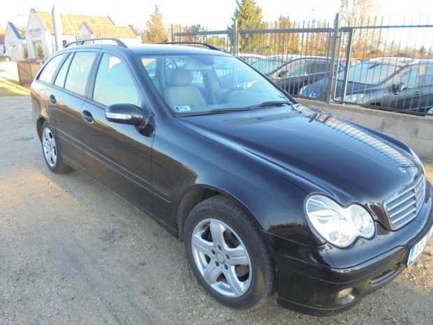 Mercedes-Benz C 200 T CDI Classic Szervizkönyve...