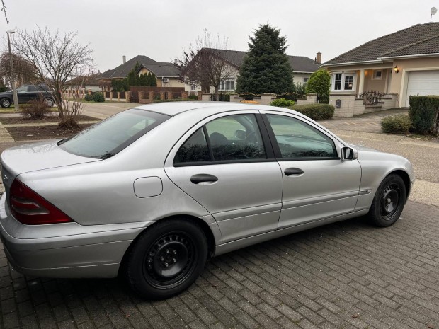 Mercedes-Benz C 220 CDI Classic Aut�-Motor Cser...