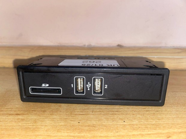 Mercedes-Benz C-osztály W205 USB foglalat A2058200526