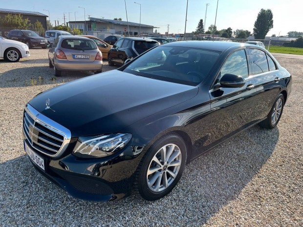 Mercedes-Benz E 200 4Matic 9G-Tronic 77000 KM.M...