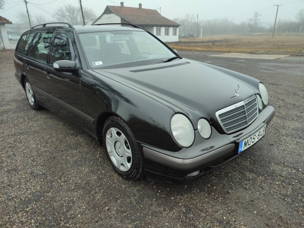 Mercedes-Benz E 220 T CDI Classic Megvigyzott...