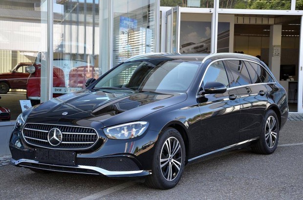 Mercedes-Benz E 220 d T 4Matic 9G-Tronic 1 kézb...