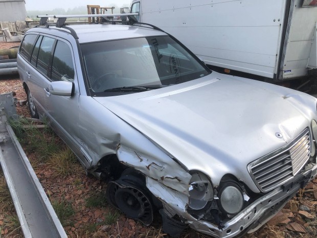 Mercedes-Benz E 240 bont�s, okm�ny n�lk�l, t�r�tt, jobbkorm�ny