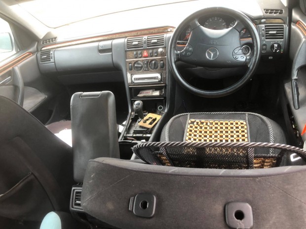 Mercedes-Benz E-240 törött, jobbkormány, okmány nélkül
