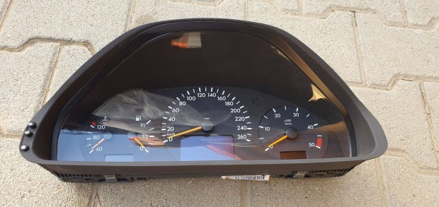 Mercedes-Benz E-oszt�ly W210 km �ra, �raegys�g, m�szerfal