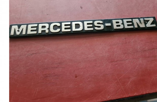 Mercedes-Benz Felirat