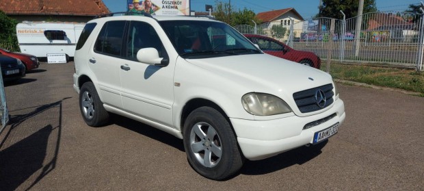 Mercedes-Benz ML 270 CDI Manuál6-3T.Horog-2Év M...