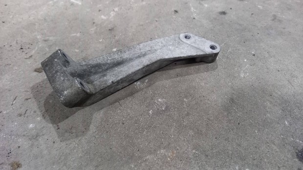 Mercedes Benz Sprinter 00 2.2 Motortart bak motortartbak konzol 6245