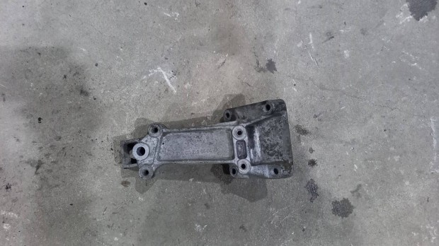 Mercedes Benz Sprinter 00 2.2 Motortart bak motortartbak konzol 6248