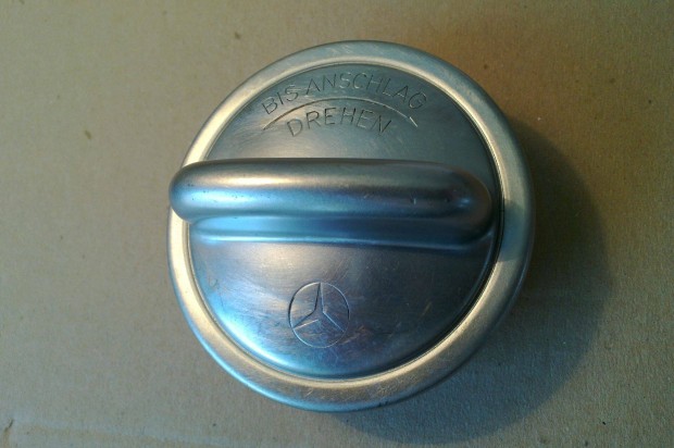 Mercedes Benz W107 ( R107 ) W108 W109 W114 W115 fém tanksapka