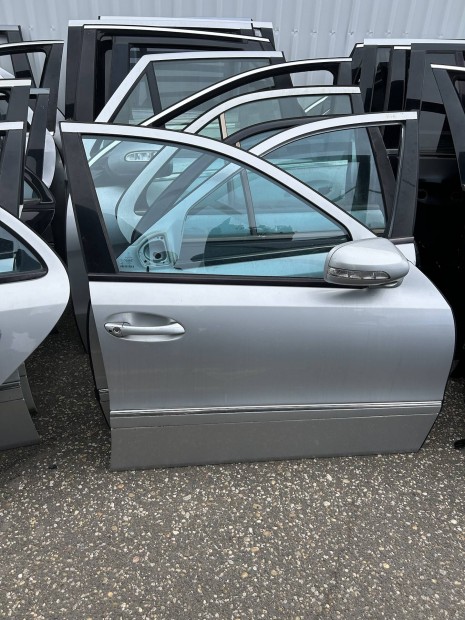 Mercedes Benz W211 E jobb els ajt 775 szn