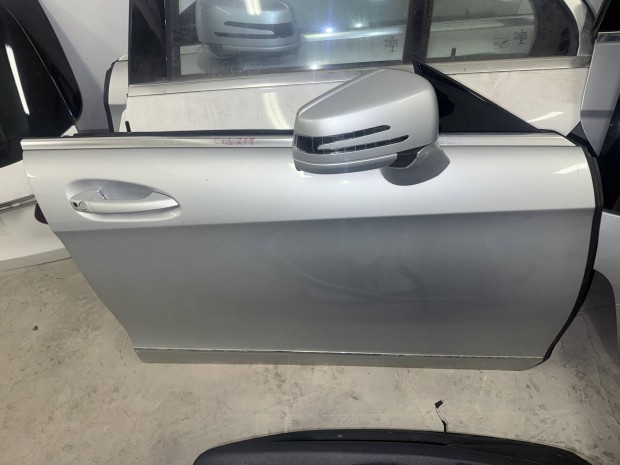 Mercedes Benz W218 CLS jobb els� ajt�