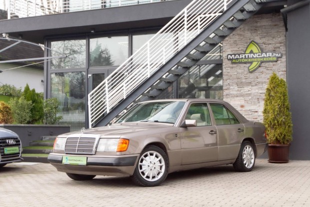 Mercedes-Benz W 124 200 E Light Brown +Friss Mű...