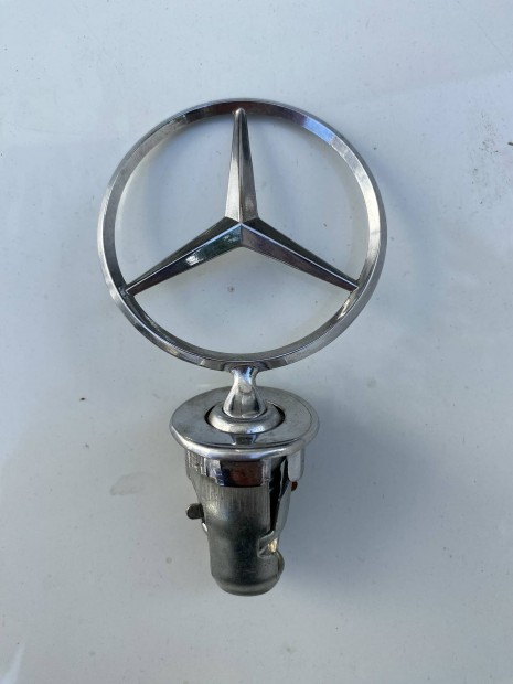 Mercedes-Benz log