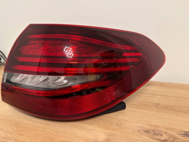 Mercedes C oszt�ly W205 h�ts� l�mpa