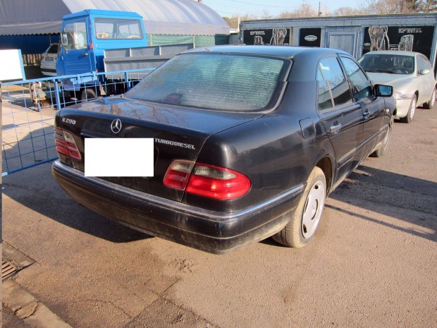 Mercedes E210 bontott használt alkatrészek eladók
