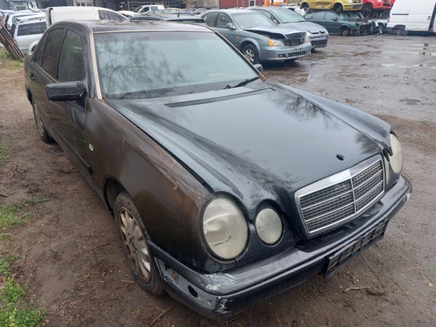Mercedes E 220 D alkatr�szei