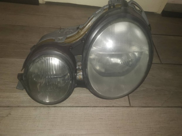 Mercedes E Oszt�ly W210 Hella bal Halog�n f�nysz�r� 