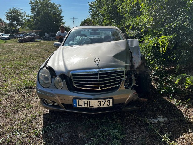 Mercedes E osztály 2005 w211 sérült, érvenyes magyar okmányokkal