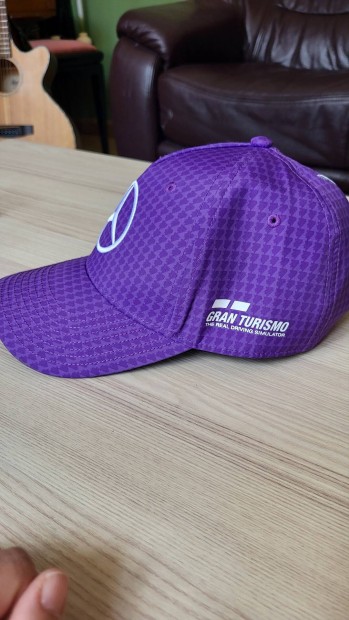 Mercedes Gran Turismo Forma 1 sapka lila