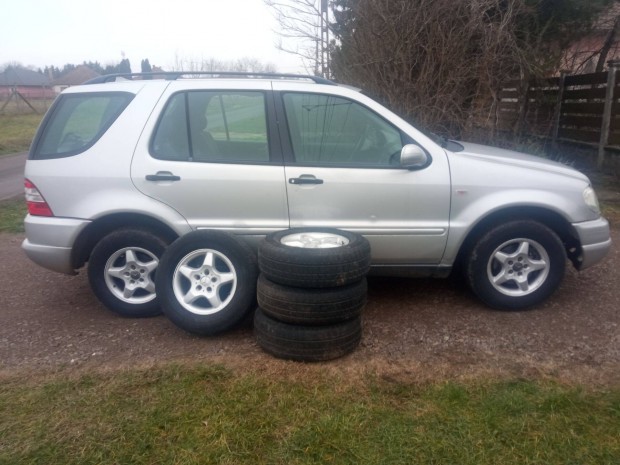 Mercedes ML230, LPG/benzin, k�zi v�lt�, 2,7Tvon�horoggal elad�
