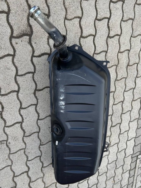 Mercedes Mercedes-Benz W124 gy�ri t�ra tank nagym�ret� tart�ly