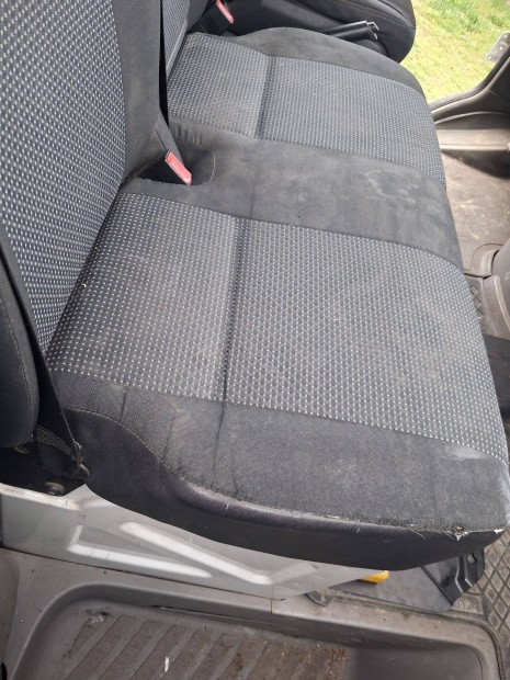 Mercedes Sprinter kettes utas�l�s als� konzollal