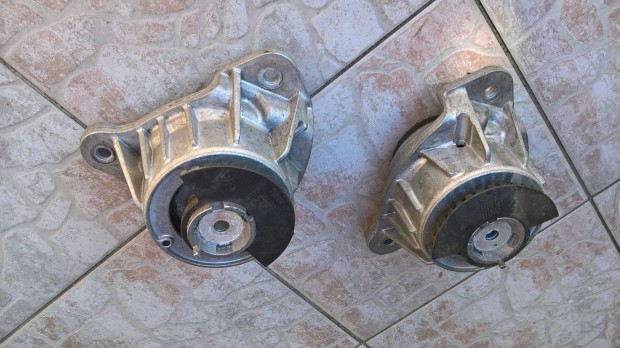 Mercedes V 447 motortartó bakok,21ezerkmt futott!