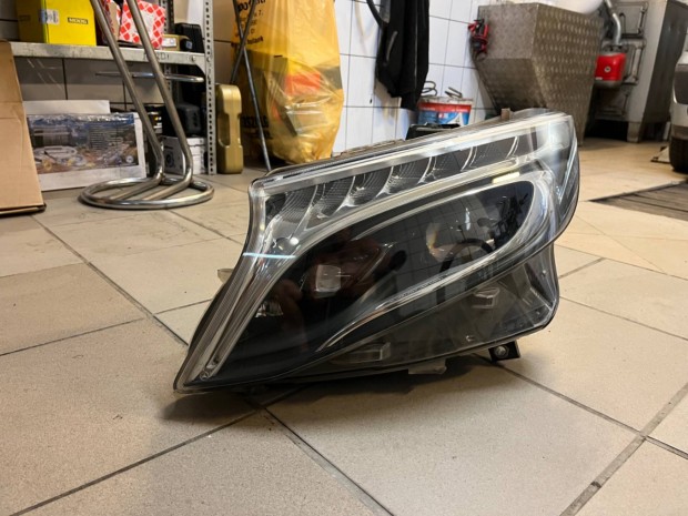 Mercedes Vito V fényszóró lámpa 011.284-41 A 447 906 46 00