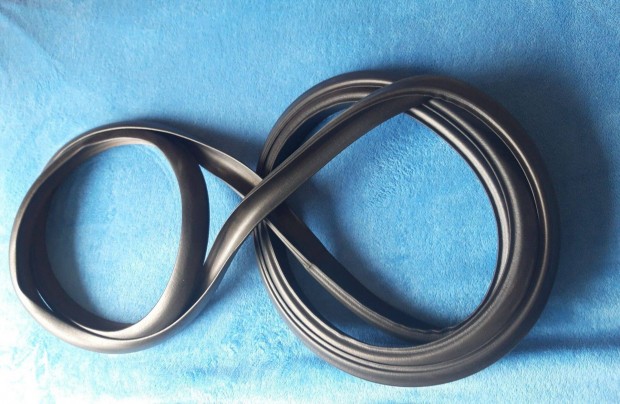 Mercedes W115 lllmps sedan csomagtr kder gumi tmts j