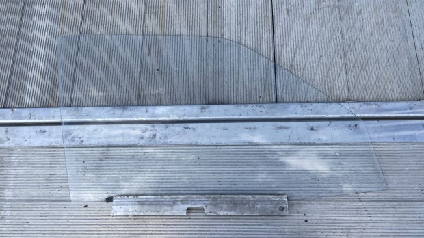 Mercedes W124 jobb első ajtó üveg