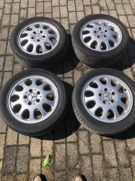 Mercedes W168 gy�ri alufelni 195/50 R 15 j� �llapot� gumival