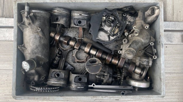 Mercedes W201 W124 200D motor és motortér alkatrészek