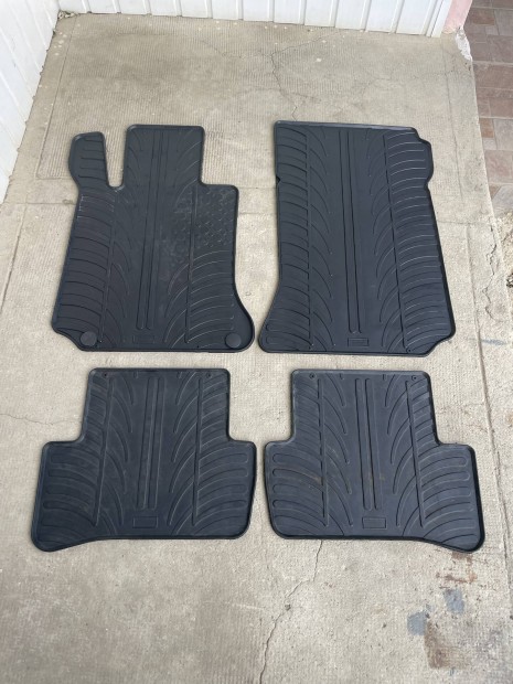 Mercedes W204 gumi sznyeg