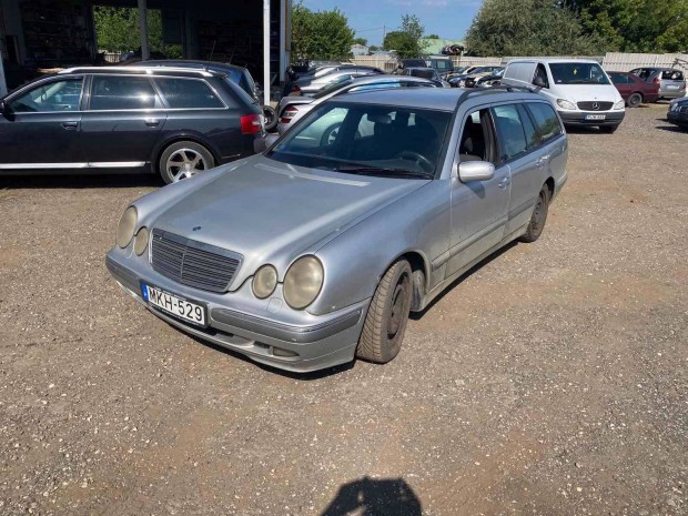 Mercedes W210 - E-class 220 cdi kombi 2001 bontott mindene elad