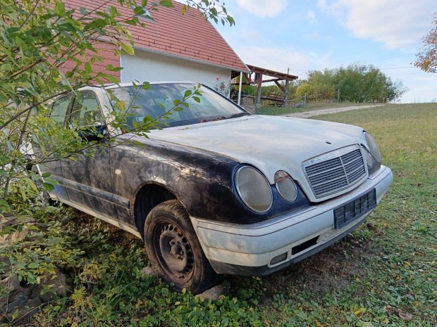 Mercedes W210 karosszria elad