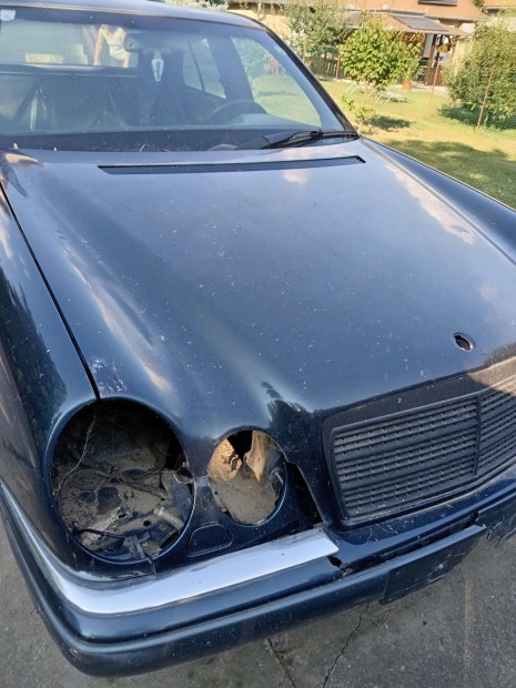 Mercedes W210 motorháztető hűtőráccsal együtt