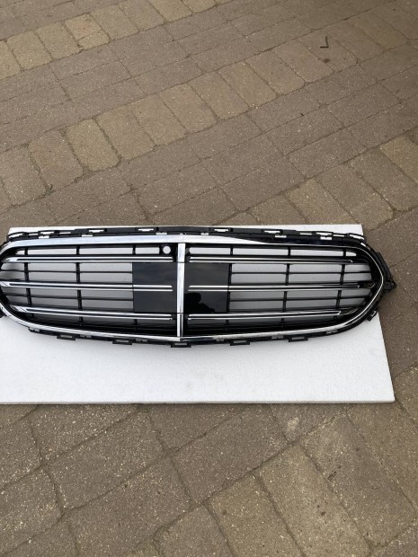 Mercedes W213 hűtőrács szép állapotban
