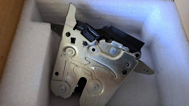 Mercedes W247 B W205 kombi W213 X247 GLB X156 GLA csomagtér zár